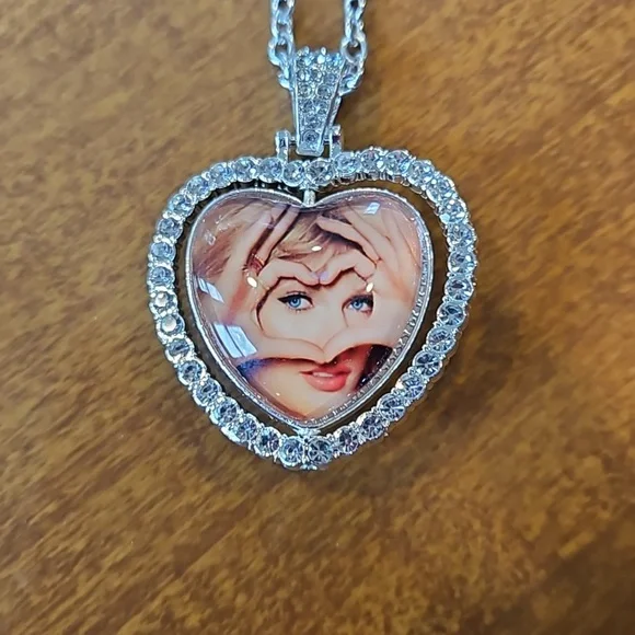 NWOT Rotating Heart Taylor Swift Inspired Necklace - Picture 1 of 5